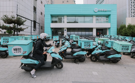 대통령직인수위원회는 플랫폼 종사들이 산재보험에 가입하고도 보상을 받지 못하게 했던 '전속성' 요건 폐지를 추진한다고 밝혔다. 지난 12일 서울 시내의 한 배민라이더스 센터 앞에 배달용 스쿠터들이 세워져 있다. <연합뉴스>